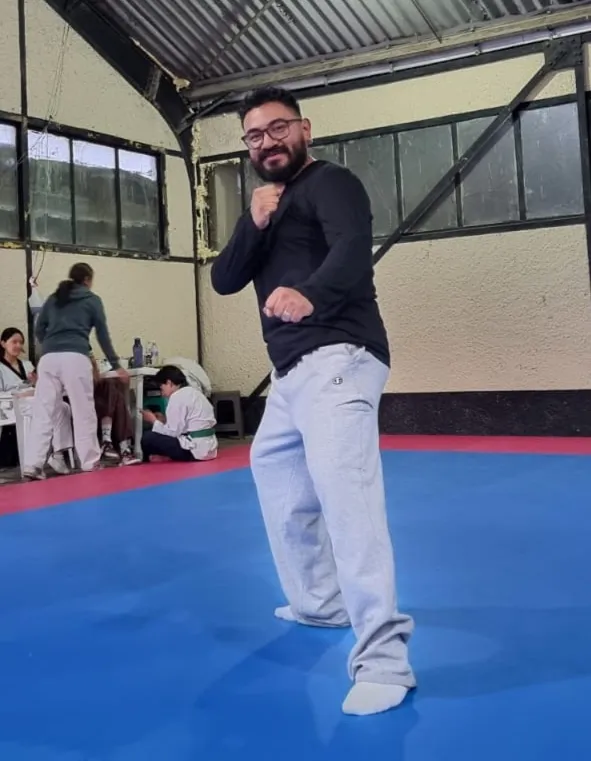 Johnny entrenando taekwondo un año después de la cirugía