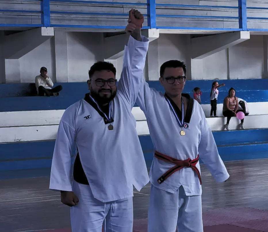Johnny en el podio de una competencia de taekwondo, con sobrepeso