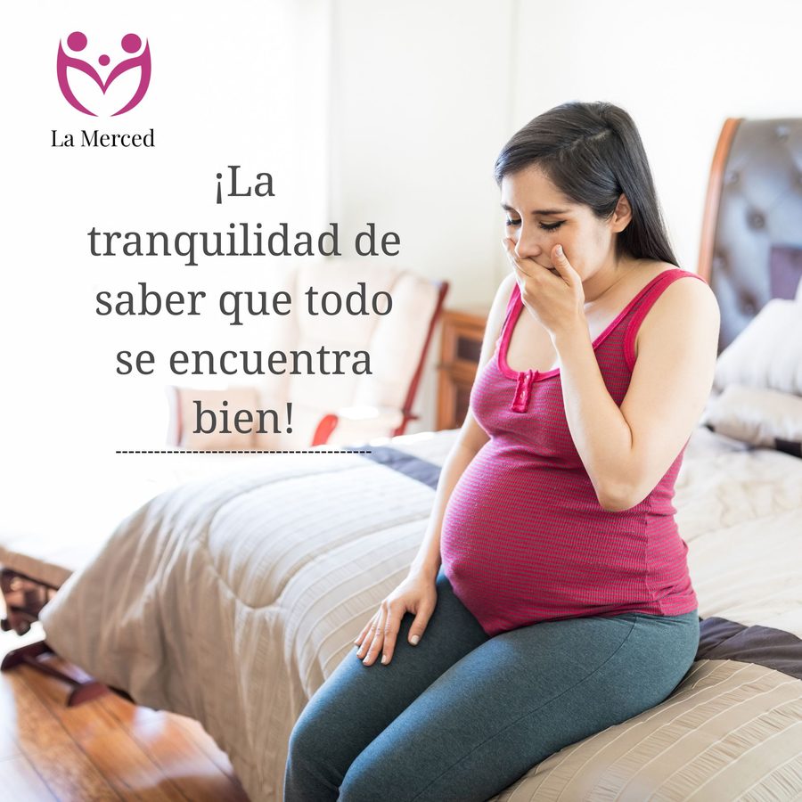 Mujer embarazada sentada en la cama, pensativa, con el mensaje: la tranquilidad de saber que todo se encuentra bien